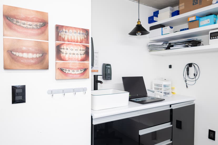 Consultorio dental con fotos de dientes