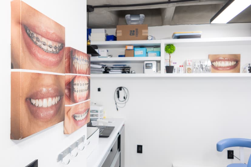 Consultorio dental con fotos de dientes 2