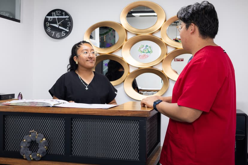 Dr. David Cervantes con su recepcionista